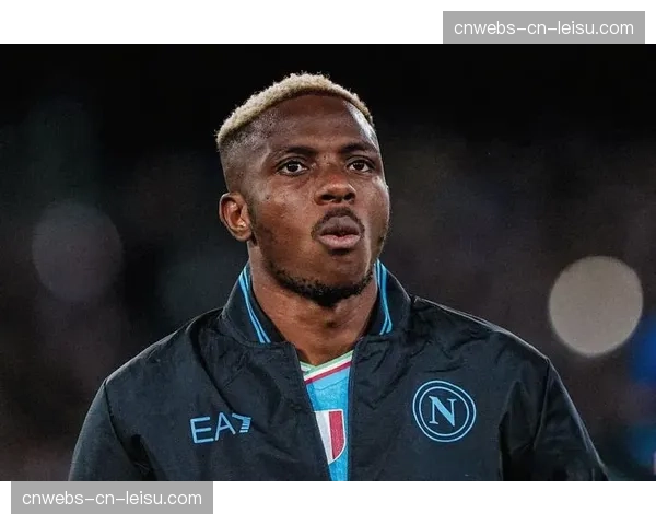 特写:奥斯梅恩暴力头槌破门后,因脱衣庆祝吃到黄牌 特写:奥斯梅恩暴力头槌破门后,因脱衣庆祝吃到黄牌