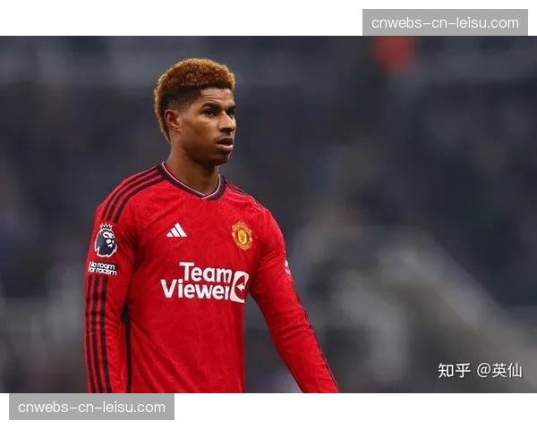 曼联半场0-2落后布莱顿,滕哈赫中场更衣室调整阵容 曼联半场0-2落后布莱顿,滕哈赫中场更衣室调整阵容